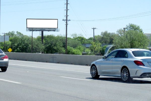 I-35 N SS 0.4mi E/O Splashtown F/W - 2