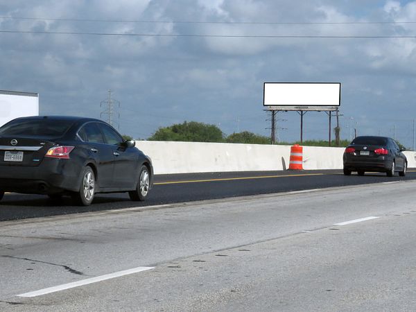 I-35 N WS 0.1mi N/O Holbrook F/S - 1