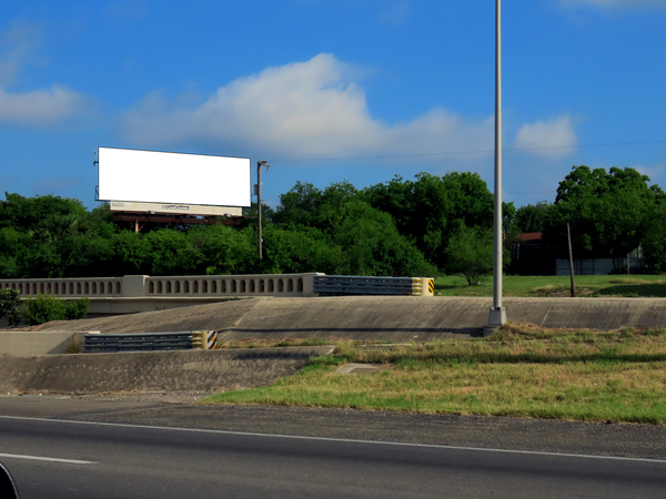 I-35 N NS 500ft E/O Walters F/E - 2