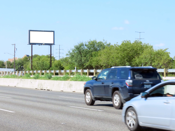 I-35 N WS 0.5mi N/O Binz Engleman F/N - 2