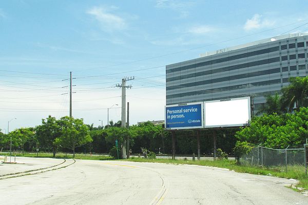 W Dixie Hwy ES 200ft S/O NE 195th St F/W - 2