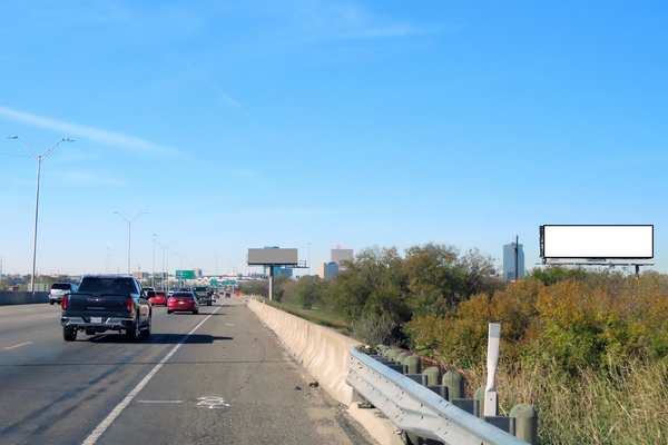 Tom Landry Hwy (I-30) NS 0.3mi W/O Beach St F/E - 2