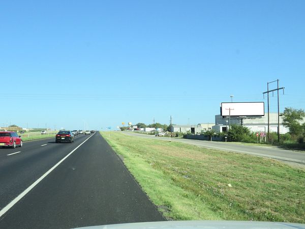 I-35W ES 0.6mi S/O FM 917 F/S - 2