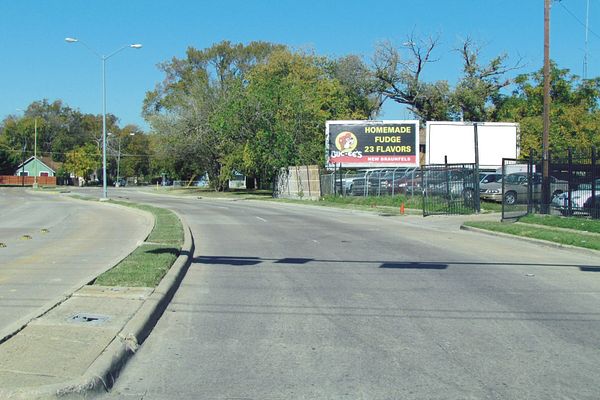 Crosstown Expwy ES 250ft N/O Grand Av F/S - 2