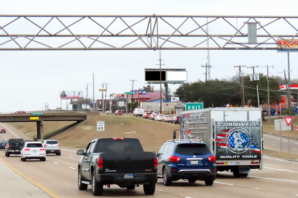 Thornton Fwy (I-35E) ES 250ft N/O Camp Wisdom Rd F/S - 2