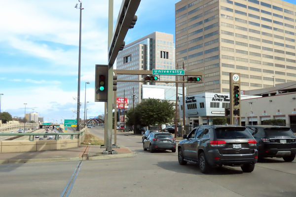 Central Expwy Service Rd (SH 75) ES 200ft N/O University F/S - 2