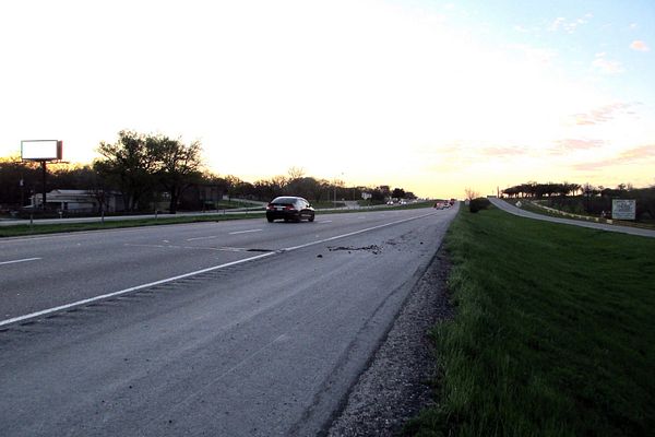 I-35W WS 1.5mi S/O Briar Oaks F/S - 1