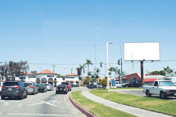 Oxnard Blvd ES 5ft S/O Wooley F/S - 2