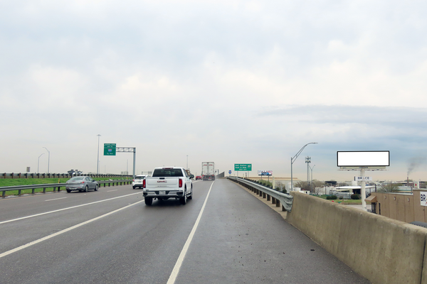 North Fwy (I-35W) ES 50ft S/O 33rd Street F/S - 2
