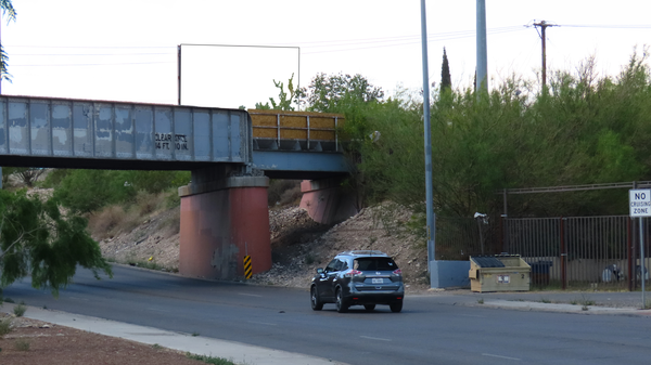 Dyer St. ES 500ft N/O Pershing Dr. F/S - 2