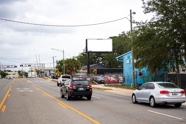 Oakridge Rd SS 0.1mi W/O Orange Ave F/W -