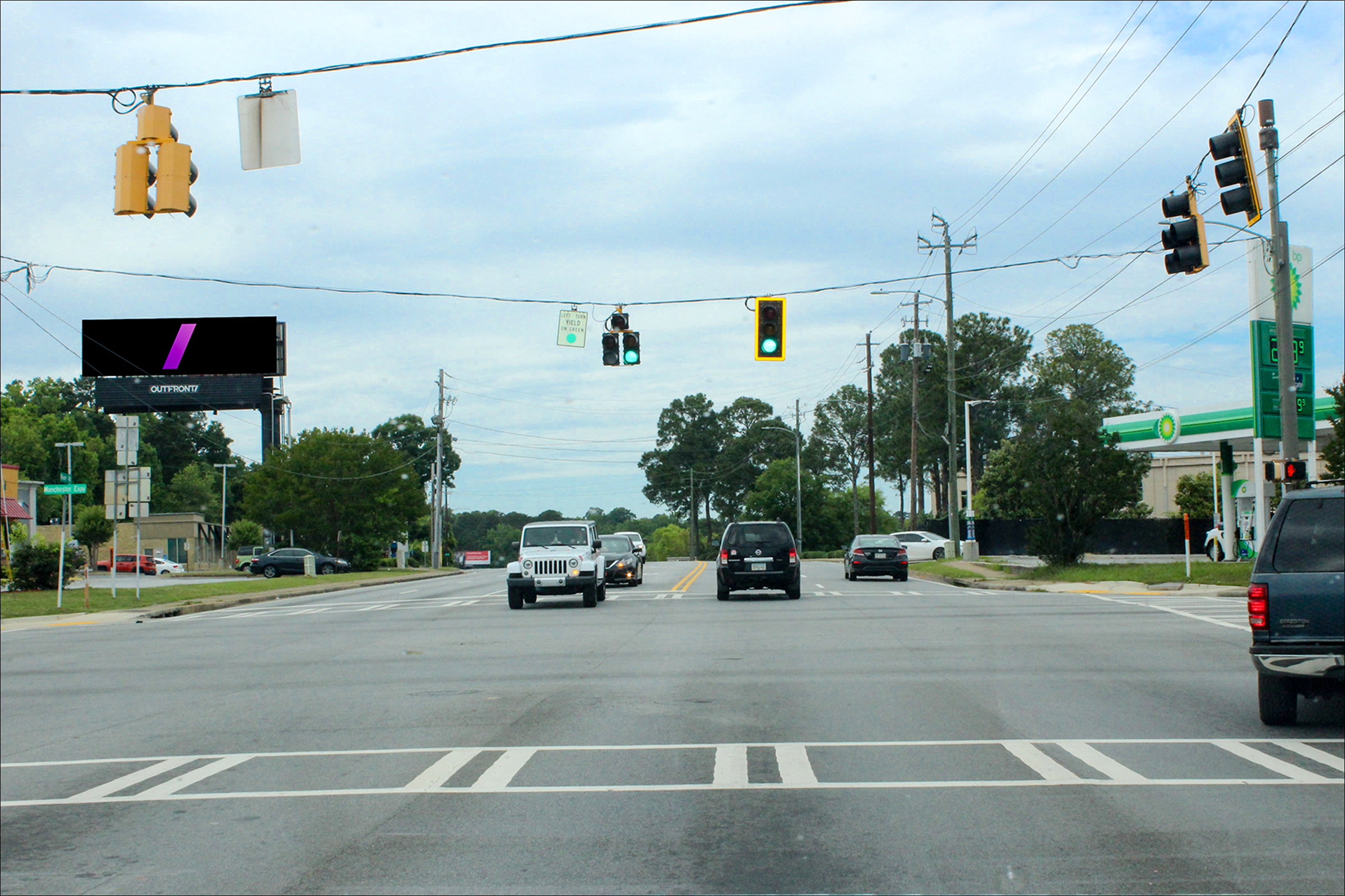 W/S River Rd N/O Manchester Expressway