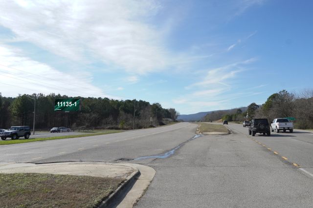 Weiss Lake Blvd 0.14mi N/O Riverside St WS, E/F LR