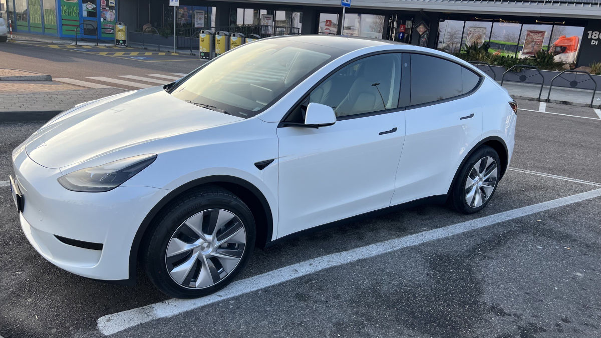 Tesla Model Y 2024