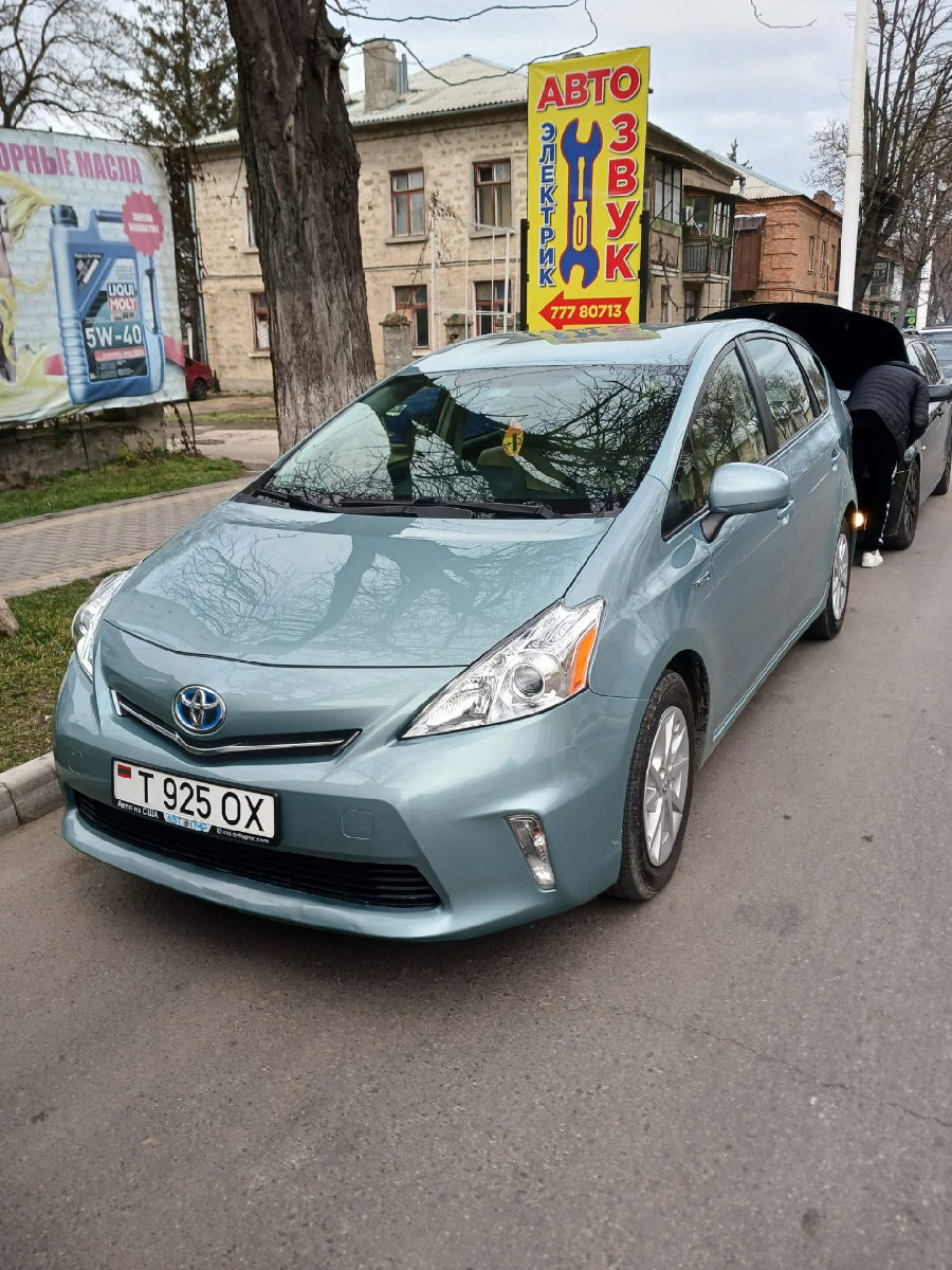 Toyota Prius v 2013
