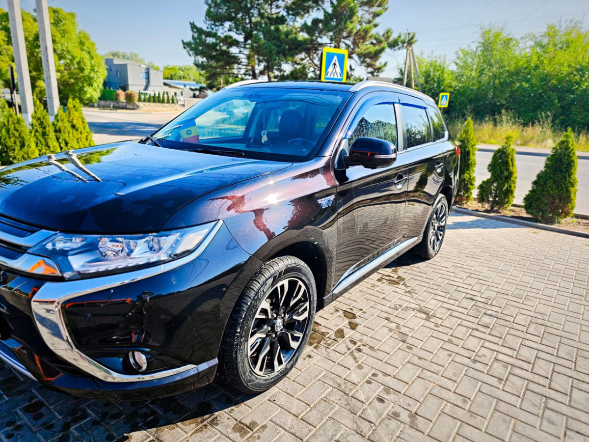 Mitsubishi Outlander PHEV 2015