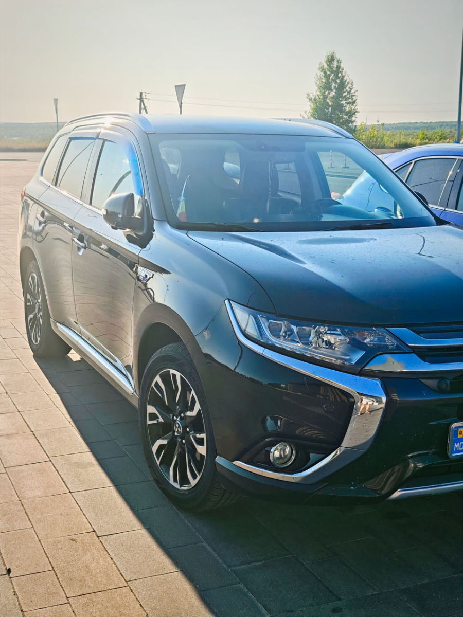 Mitsubishi Outlander PHEV 2015