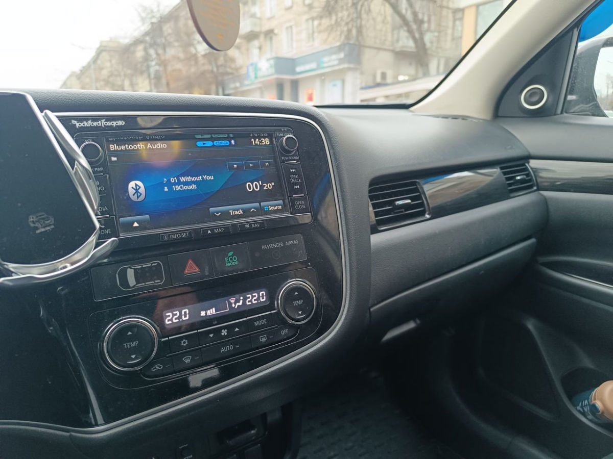 Mitsubishi Outlander PHEV 2015