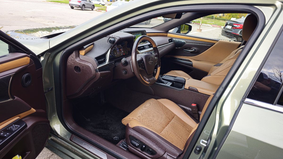 Lexus ES 2020