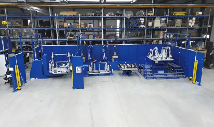 Bild für: Synchronschweißen mit zwei Robotern auf vier Stationen