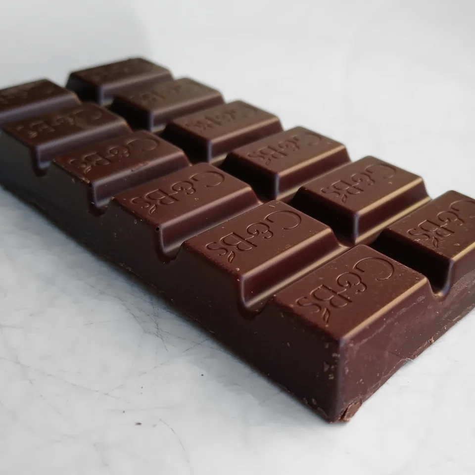 Chocolate oscuro (70–85 % cacao) — fotografía de referencia
