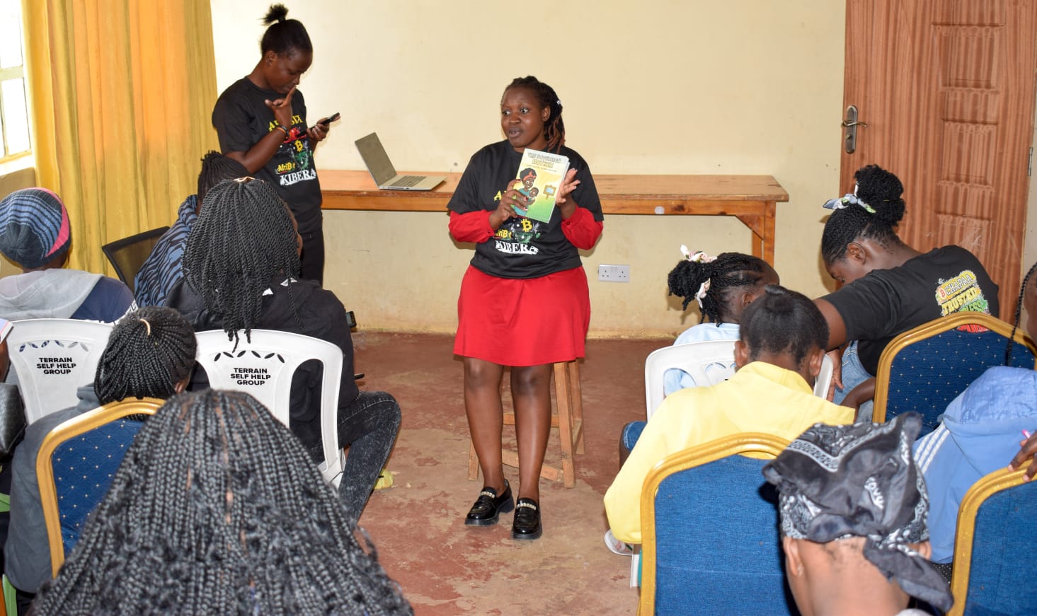 Teaching mothers in Kibera