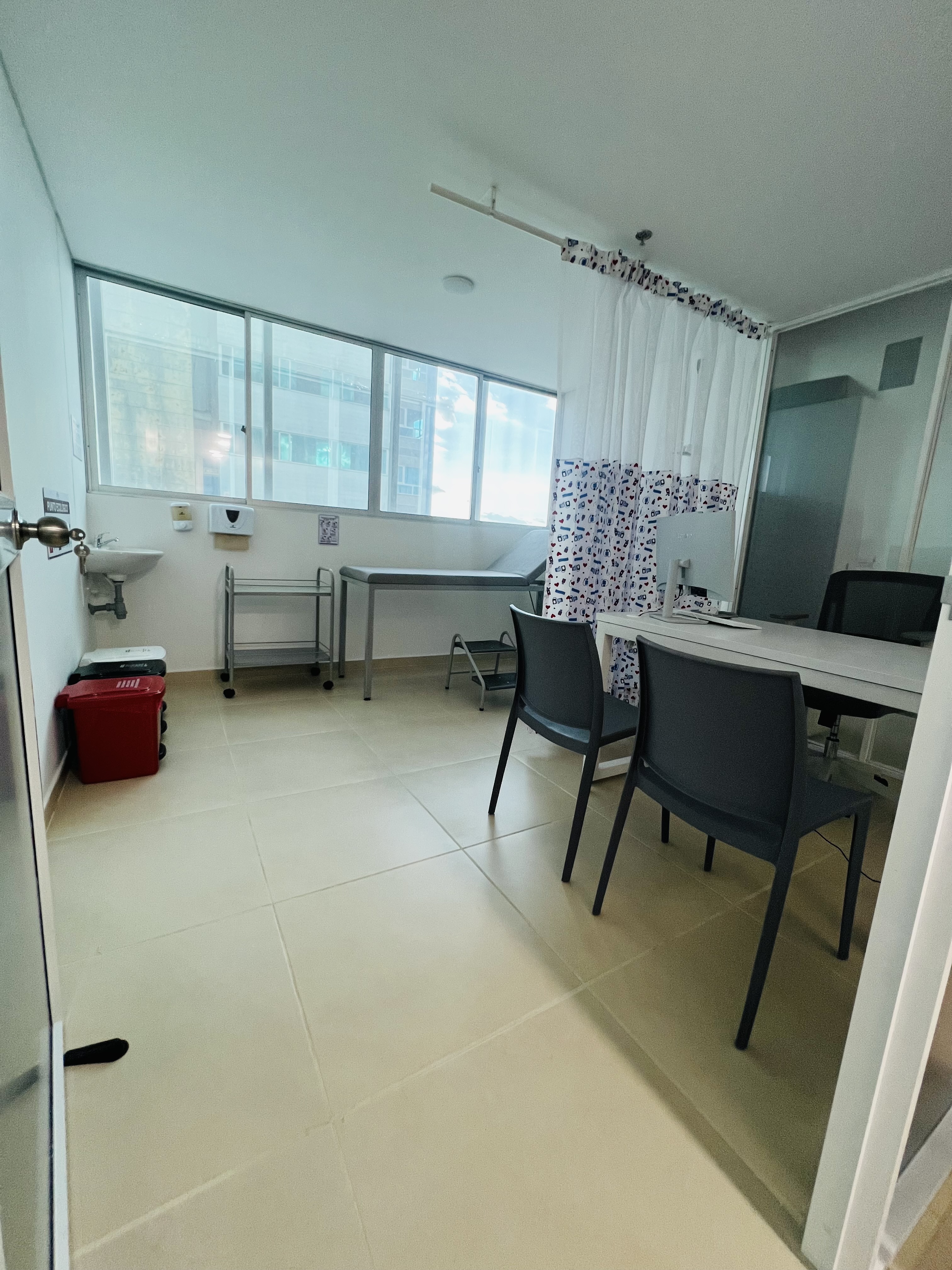 CONSULTORIO MÉDICO EQUIPADO foto 2