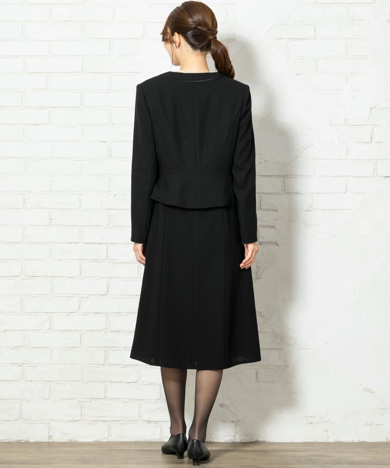 ソリテール ノーカラージャケット&レイヤードワンピース ソリテール ノーカラージャケット&レイヤードワンピース