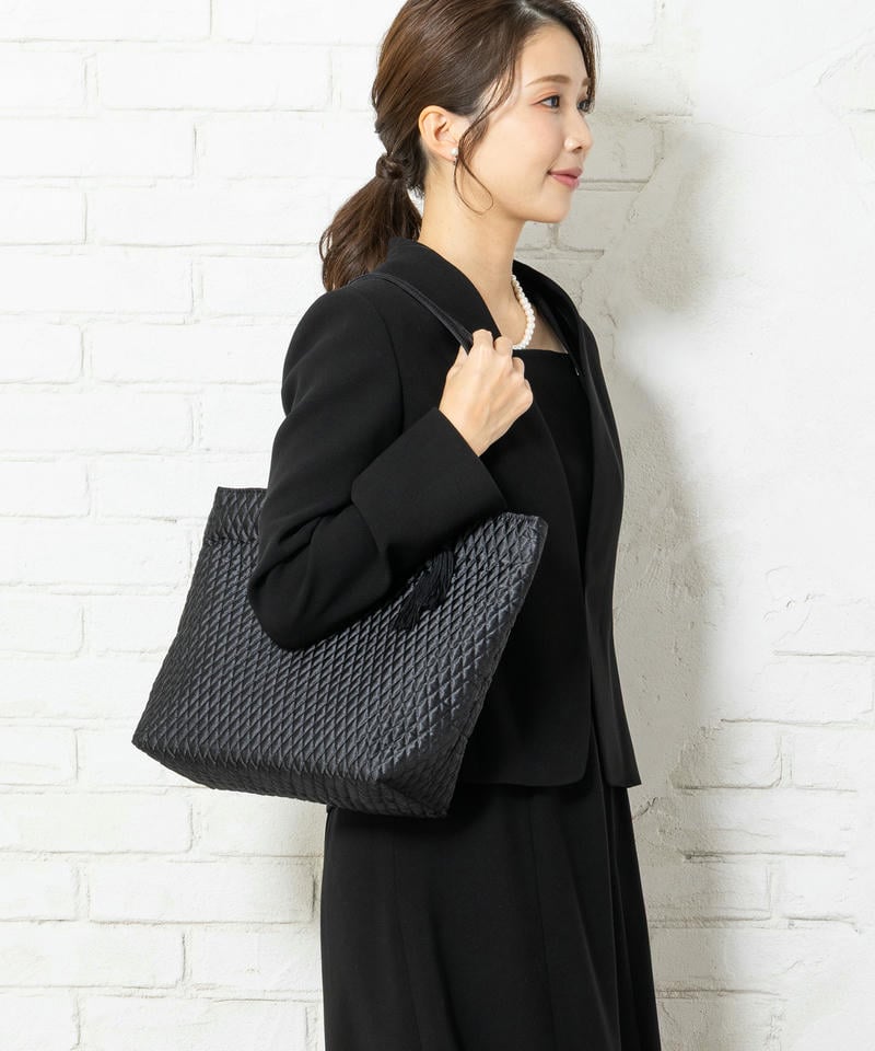 岩佐　タッセル付きキルティング手提げL