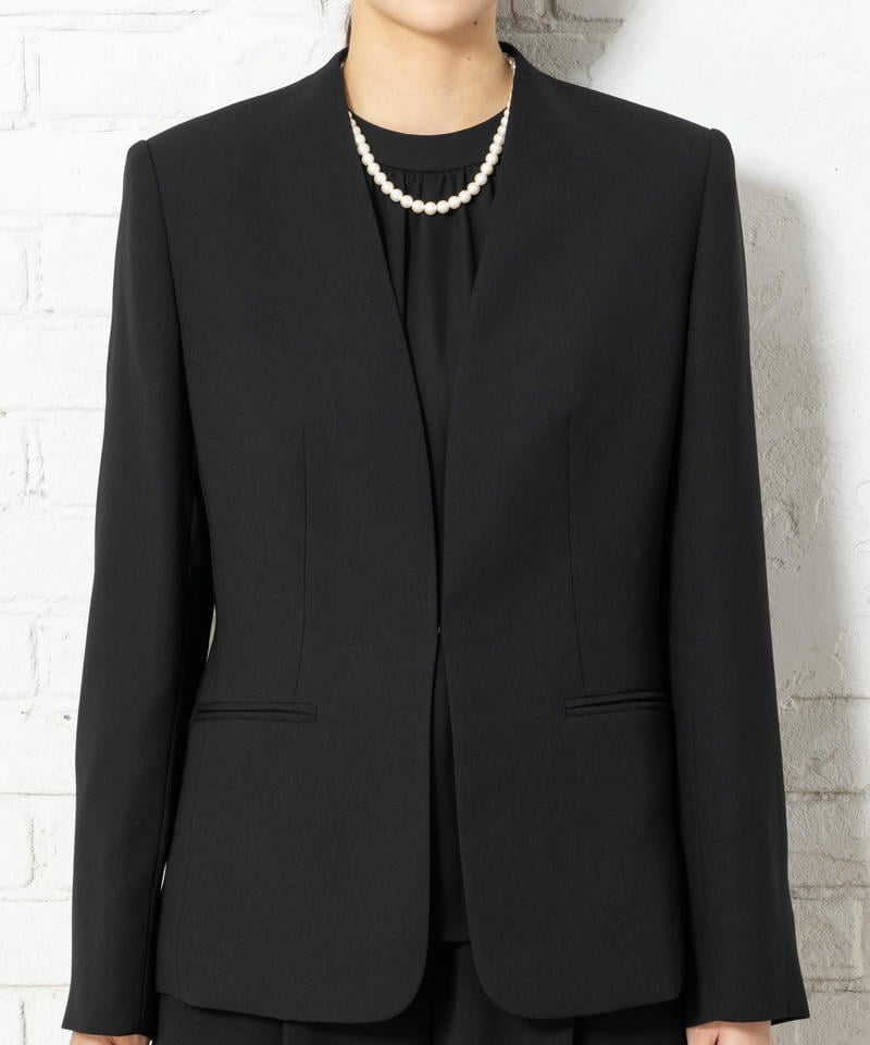 アンフィニ　Vネックジャケット＆ジョーゼットブラウス＆テーパードパンツスーツ