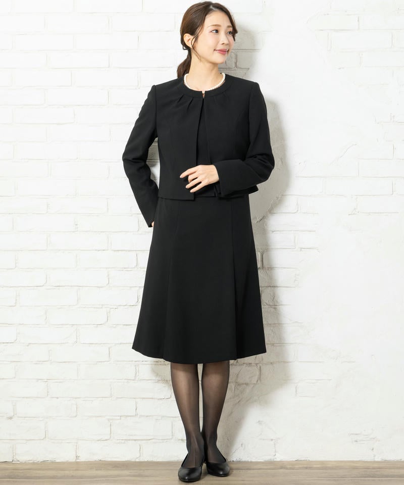 アンフィニ　タックデザインノーカラージャケット＆１つボタンセットアップ風ワンピース