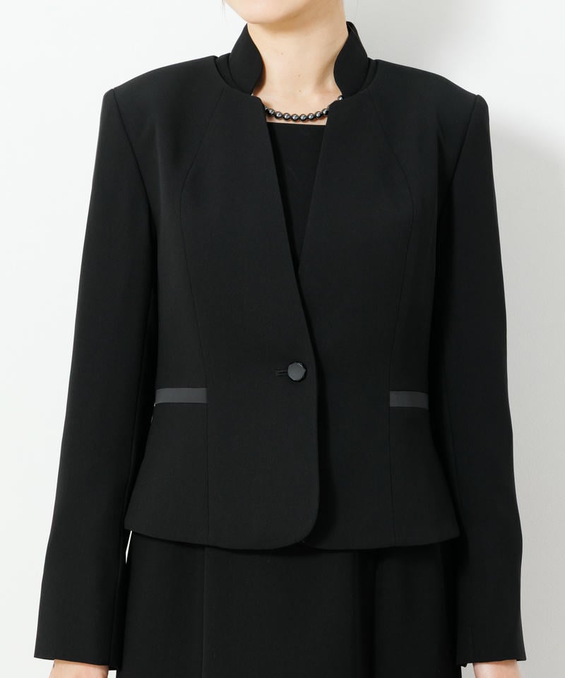 キーネックカラー1つボタンジャケット＆立ち襟ロングワンピース