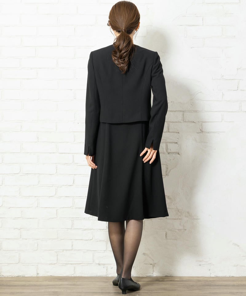 アンフィニ　タックデザインノーカラージャケット＆１つボタンセットアップ風ワンピース