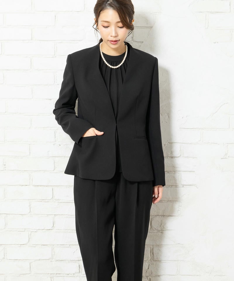 アンフィニ　Vネックジャケット＆ジョーゼットブラウス＆テーパードパンツスーツ