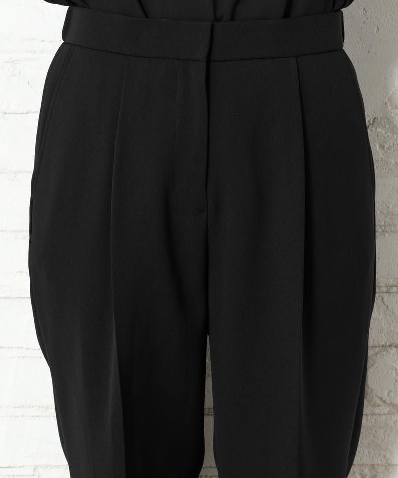 アンフィニ　Vネックジャケット＆ジョーゼットブラウス＆テーパードパンツスーツ