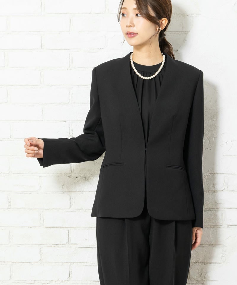アンフィニ　Vネックジャケット＆ジョーゼットブラウス＆テーパードパンツスーツ