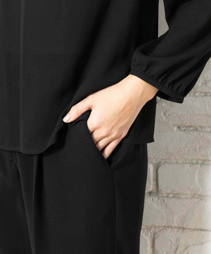 アンフィニ　Vネックジャケット＆ジョーゼットブラウス＆テーパードパンツスーツ