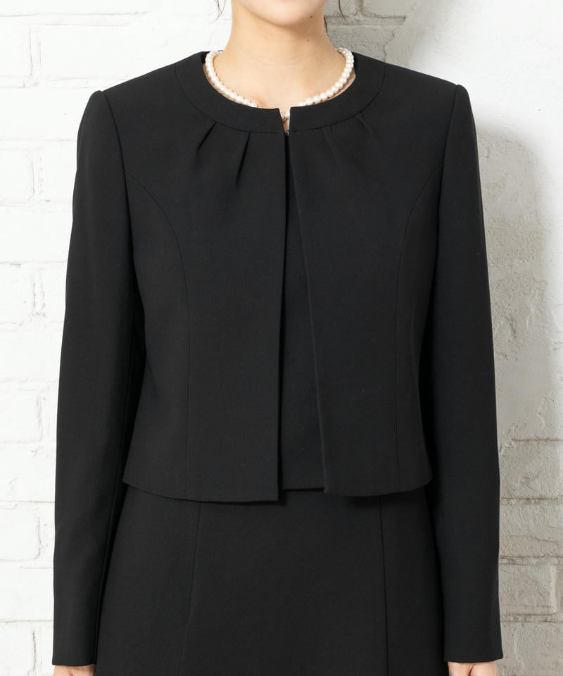 アンフィニ　タックデザインノーカラージャケット＆１つボタンセットアップ風ワンピース