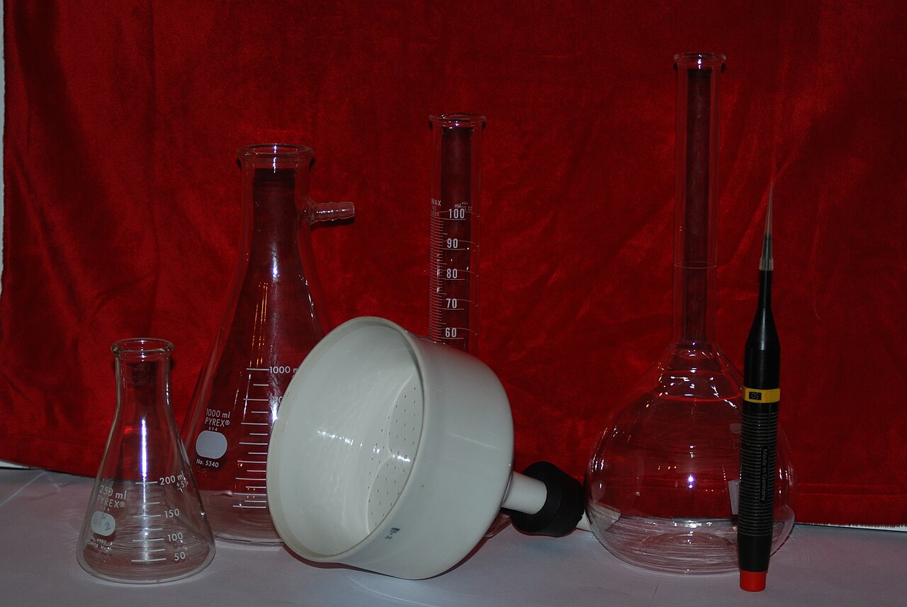 Laboratory glassware: flasks, a funnel and a measuring cylinder