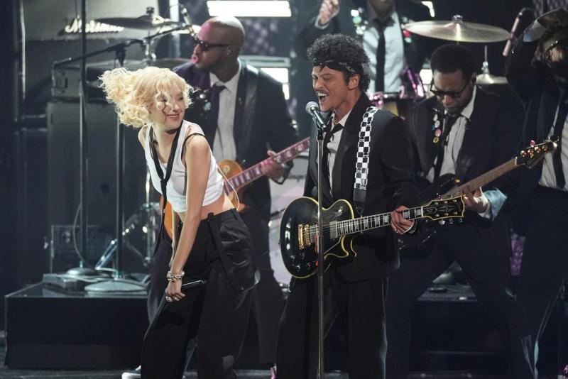 ROSÉ et Bruno Mars interprétant APT. aux Grammy Awards 2026