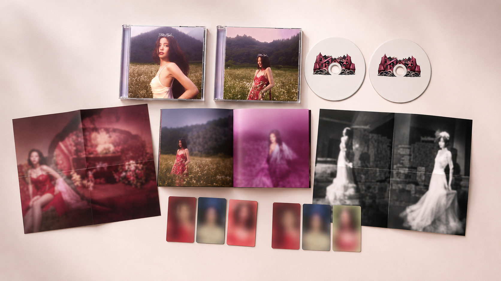 제니의 Fallen Angel EP 두 가지 실물 버전이 CD, 버전별 부클릿, 4단 포스터, 소장용 포토카드와 함께 진열되어 있습니다.