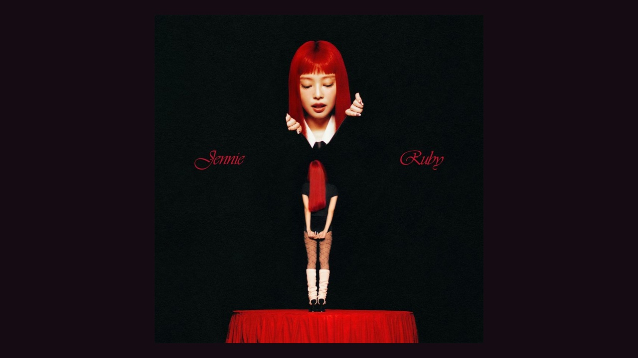 Pochette officielle de l'album Ruby (The Complete Collection) avec JENNIE, affichée en entier sur un fond sombre neutre.
