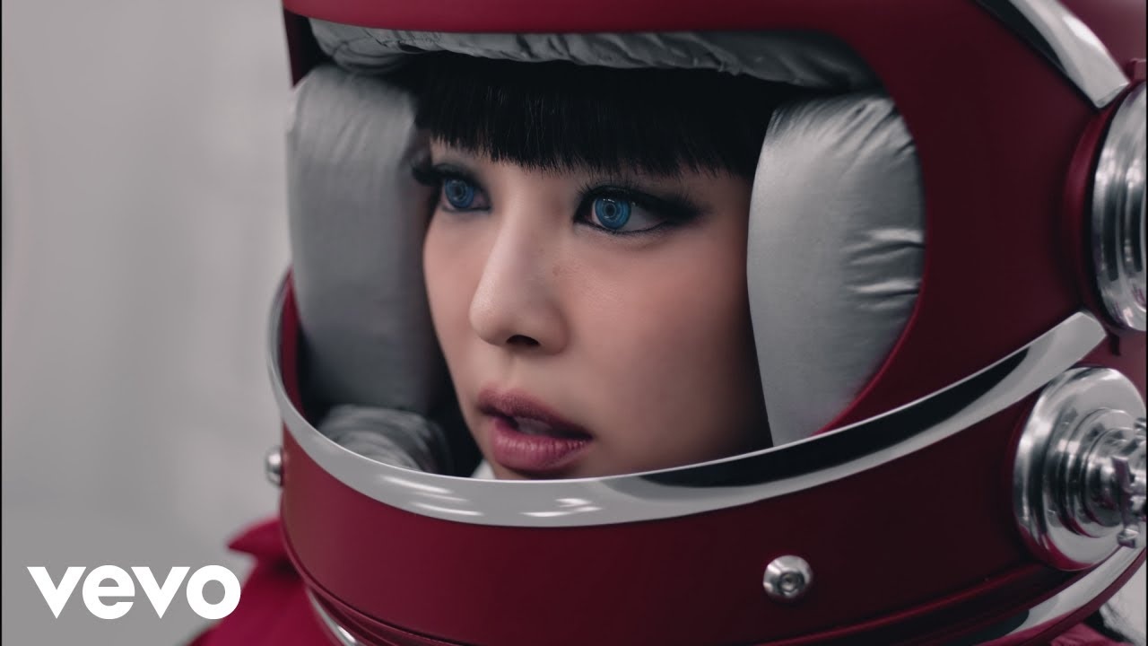JENNIE portant un casque futuriste rouge en gros plan tiré du clip officiel de like JENNIE.