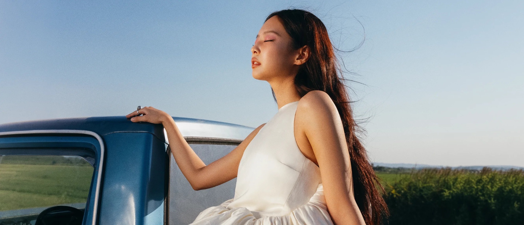 JENNIE embrasse la liberté de l'été avec « Less than a Lover »