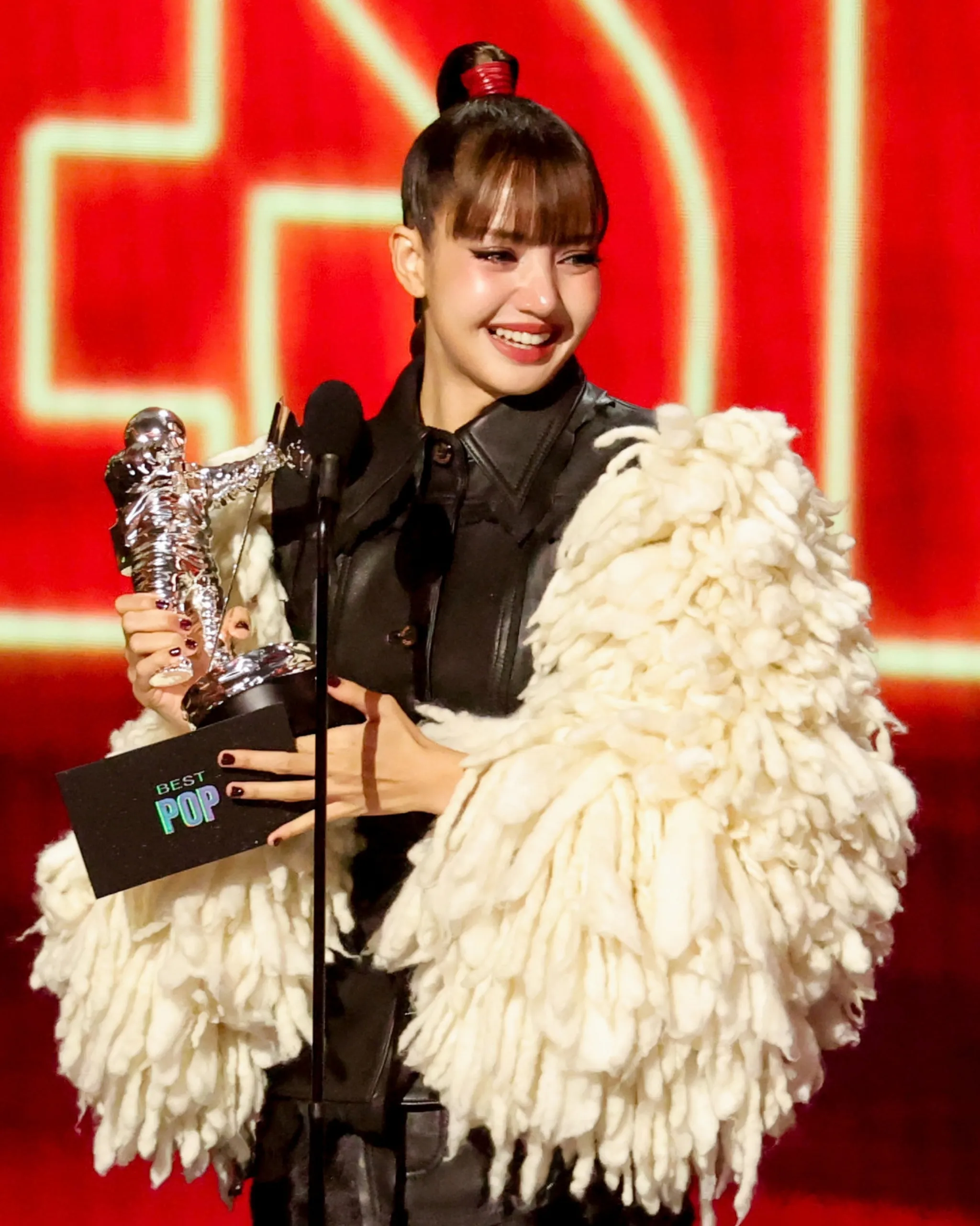 리사, MTV VMAS에서 베스트 팝상 수상!!!