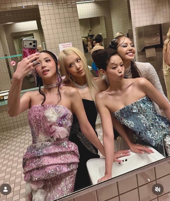 BLACKPINK — Met Gala Mirror Moment