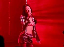 JENNIE DÉVOILE SA CHANSON INÉDITE AU DÉFILÉ CHANEL ! OMG 🔥