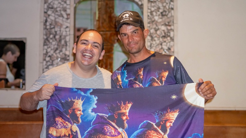 Israel Zayed (esquerda) e Gustavo Toni (direita) com a bandeira dos Santos Reis (1).jpg