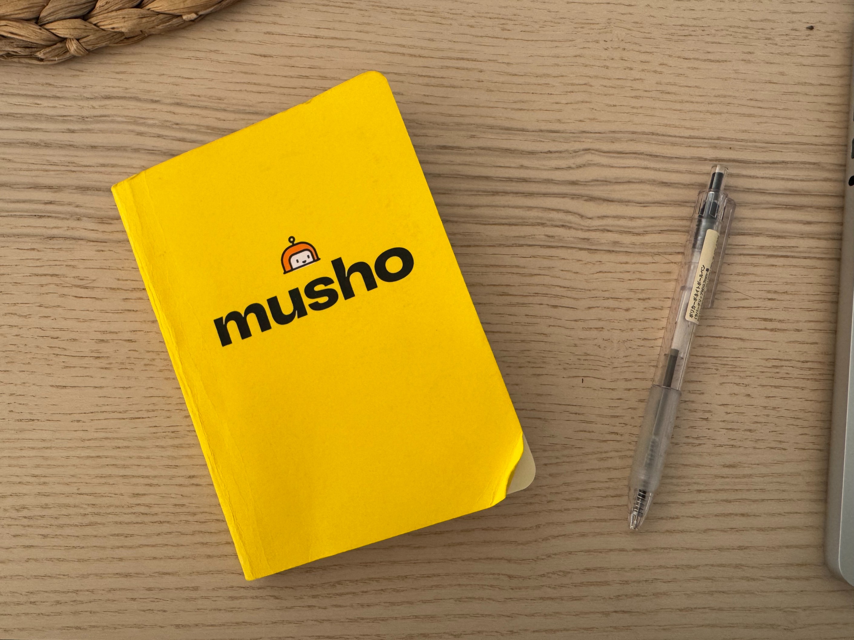 Mi libreta con una pluma