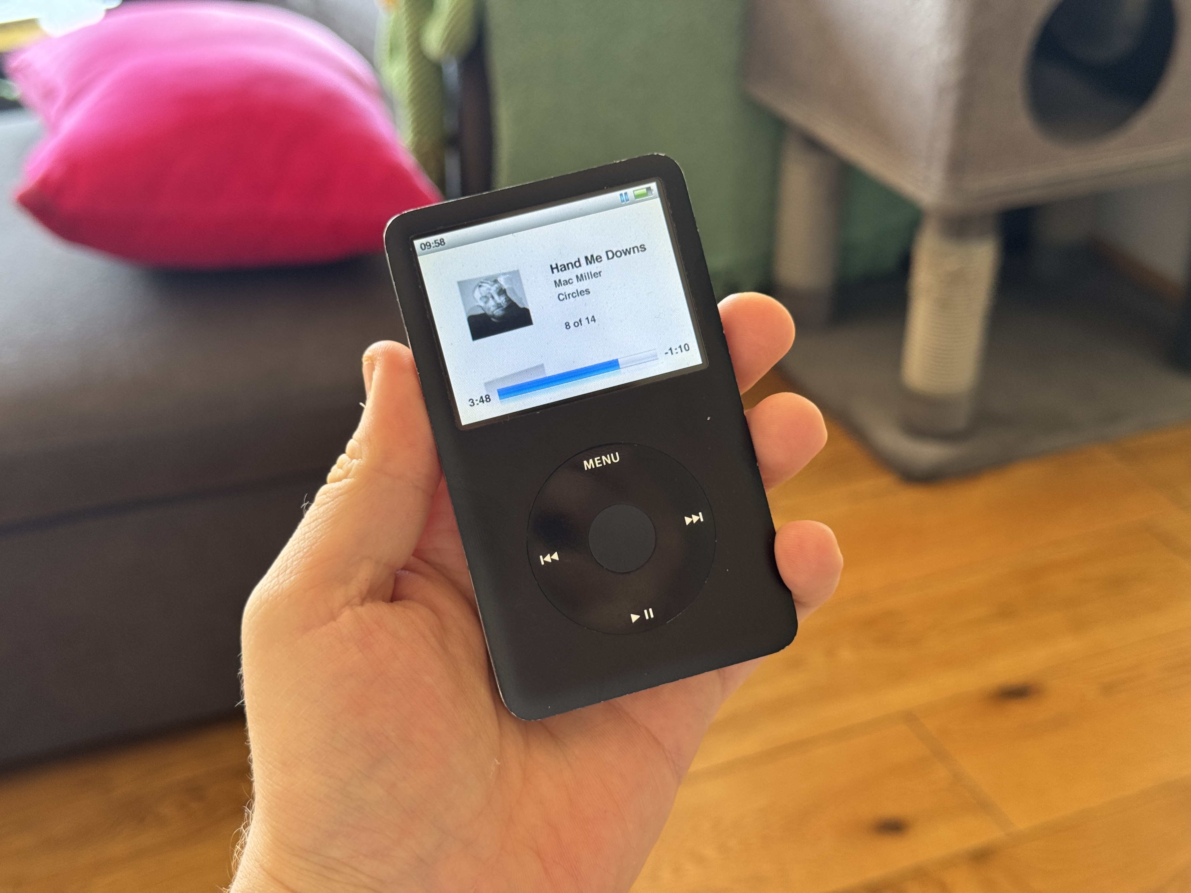 Foto de mi iPod Classic negro con un sillón de fondo